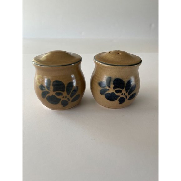Vintage Pfaltzgraff Folk Art (Tan and Blue) Salt and Pepper Shakers‎ - Picture 1 of 9